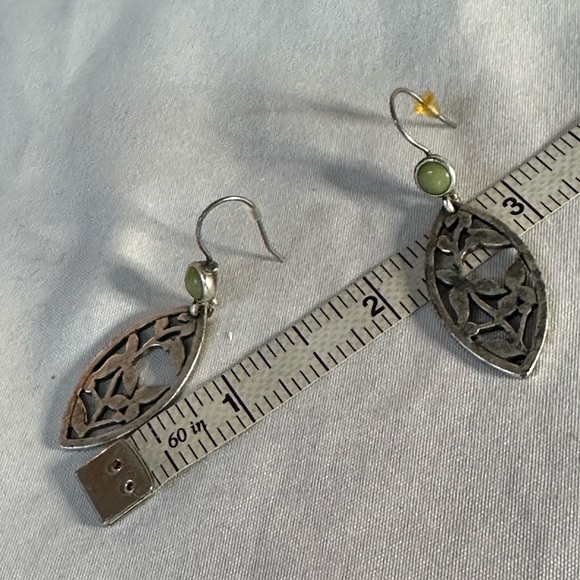 Silvertone floral motif drop style earrings - Picture 3 of 4